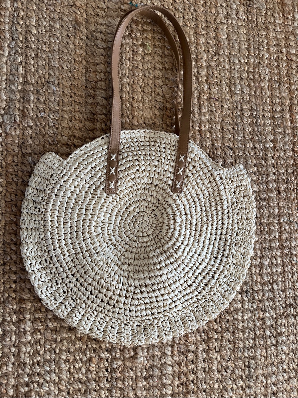 Woven Round Summer  Straw Tote Bag with Brown Handles
NWOT
OS